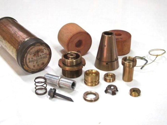 旧日本軍弾大砲弾?中身空火薬入っていません中身空すり傷汚れサビその他画像をよく見てご入札下さい 第３部 わが国防衛の現状と課題